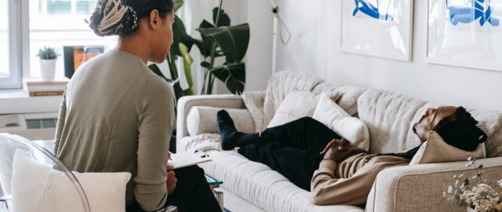 revenu et salaire des psys: une thérapeute écoute sa patiente